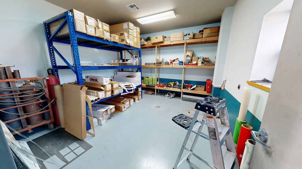 More Photos Of 1721 Acorn Dr, Rogers Warehouse For Lease