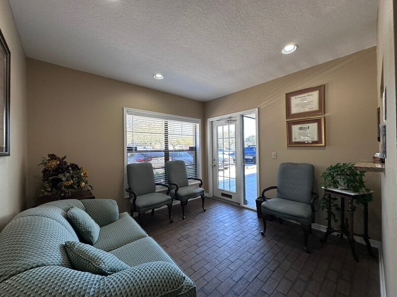 More Photos Of 2000 E Edgewood Dr, Lakeland Office For Lease