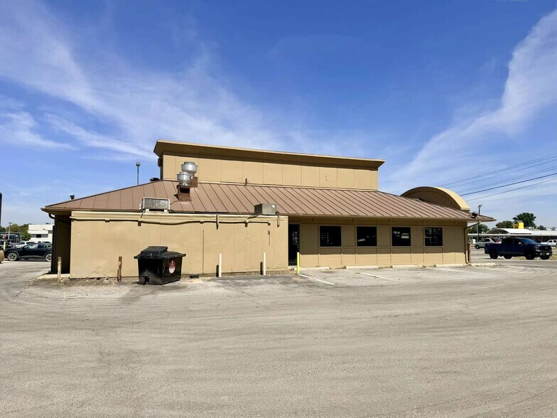 More Photos Of 1000 N Douglass St, Malden Restaurant For Lease