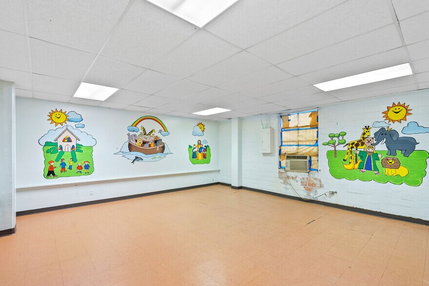 More Photos Of 1701 W Woodlawn Ave, San Antonio Religious Facility For Sale