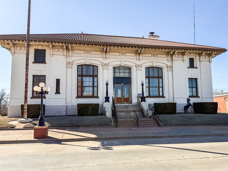Primary Photo Of 406 N Main St, Kingfisher Office For Sale