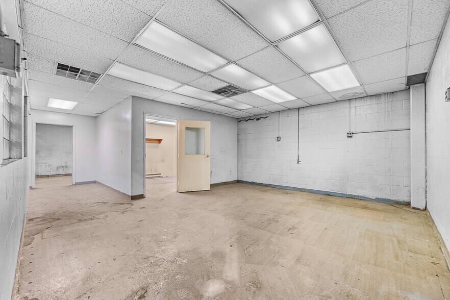 More Photos Of 1001 E Broadway St, Alliance Industrial For Lease