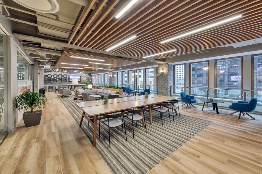 More Photos Of 125 S Wacker Dr, Chicago Office For Lease