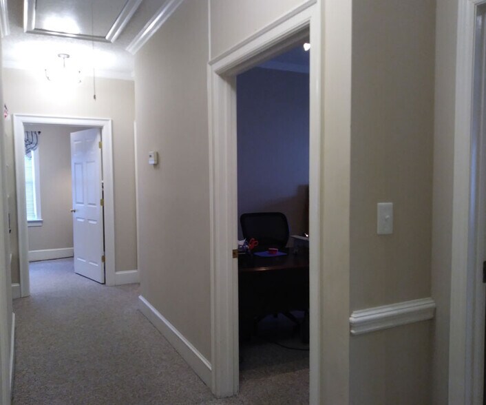 More Photos Of 1704 East Blvd, Charlotte Office For Lease