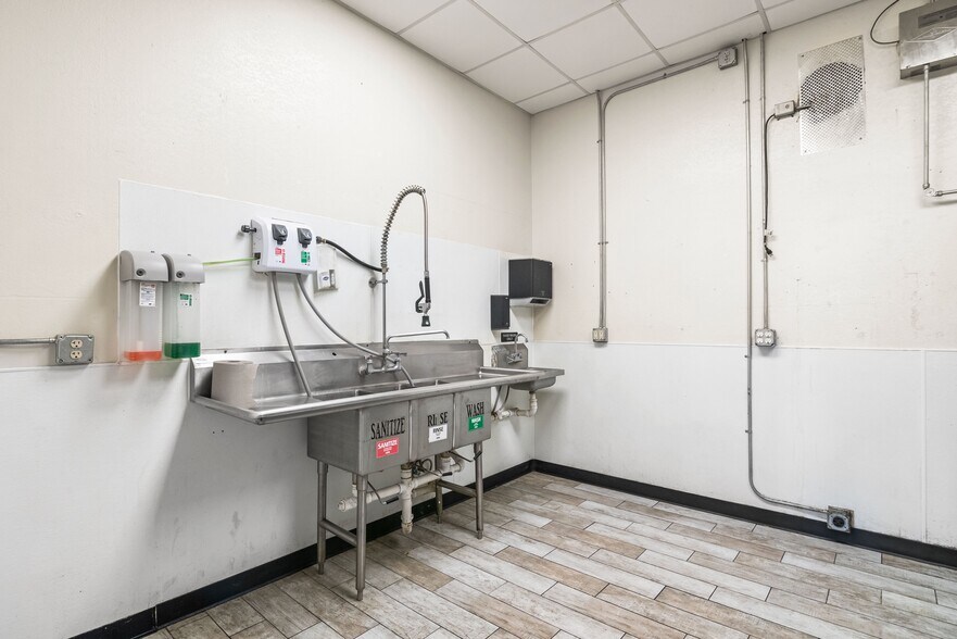 More Photos Of 702 Front St, Comfort Freestanding For Sale