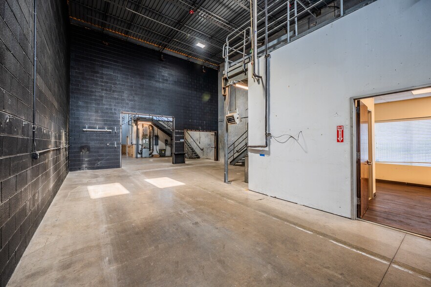 More Photos Of 5750 N Sam Houston Pky E, Houston Warehouse For Lease