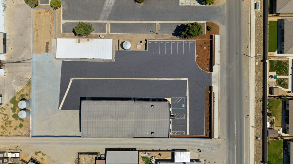 More Photos Of 2144 E Pacific Ave, Tulare Showroom For Lease