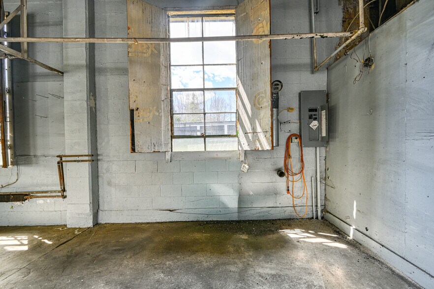 More Photos Of 74 Route 133, Winthrop Flex For Sale