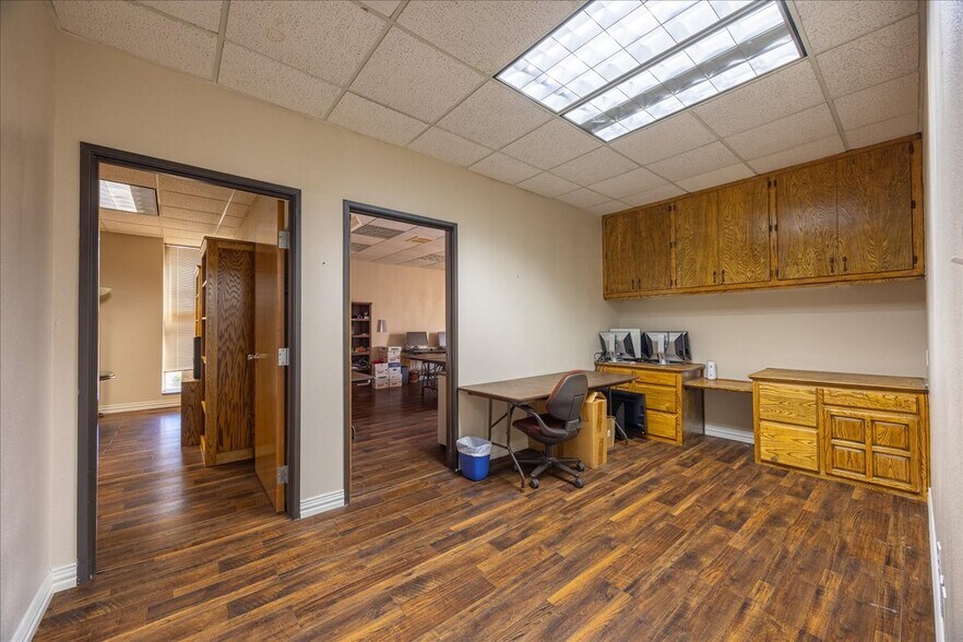 More Photos Of 812 Lexington Dr, Plano Office For Sale