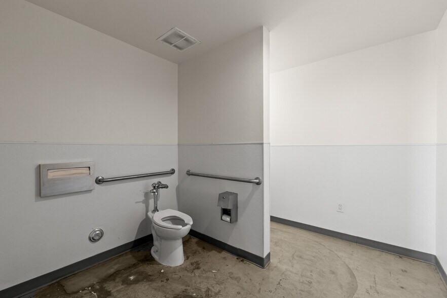 More Photos Of 138 Coremark Ct, Bakersfield Service For Lease