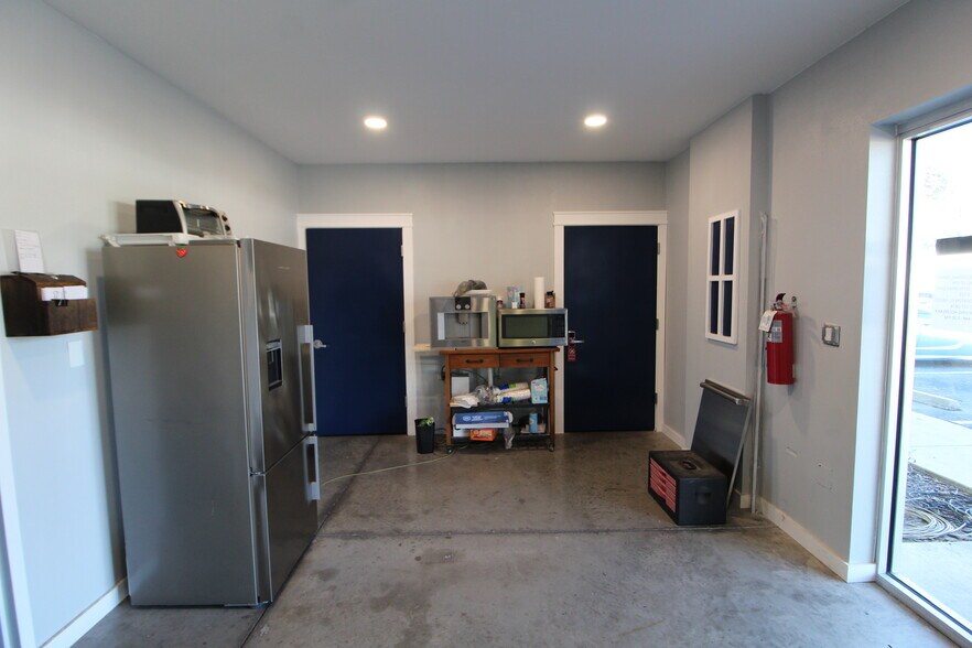 More Photos Of 3221 59th Dr E, Bradenton Warehouse For Lease