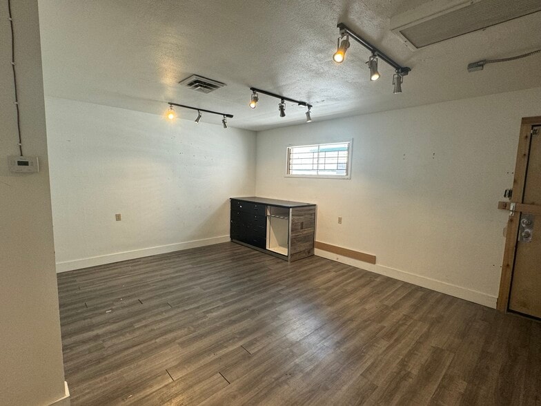 More Photos Of 1033-1037 SE Ash St, Portland Office For Lease