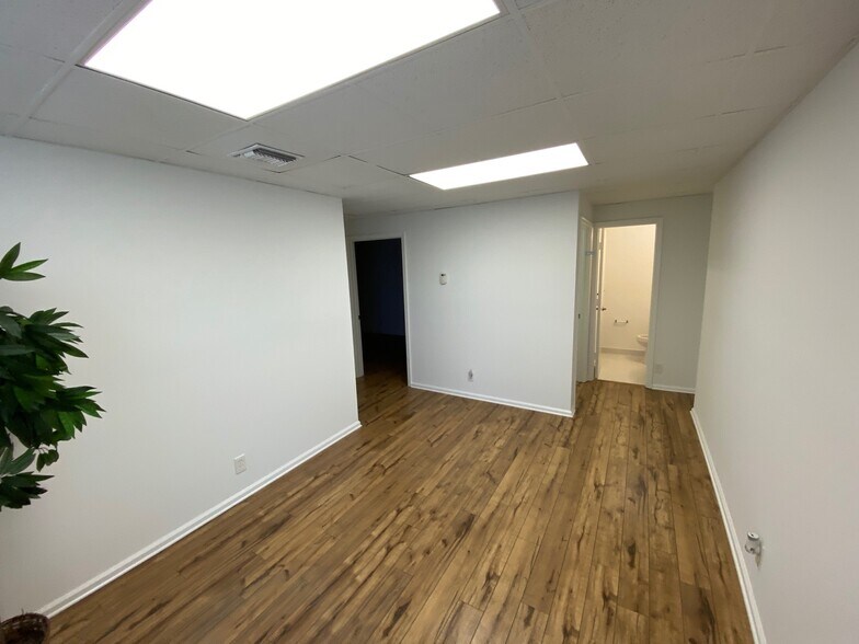 More Photos Of 1218 Omar Rd, West Palm Beach Showroom For Lease