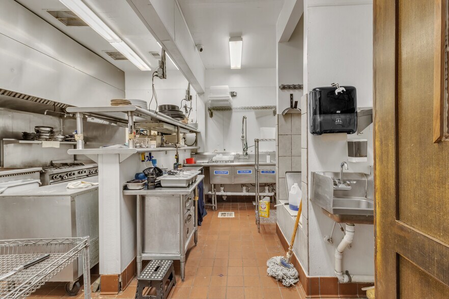 More Photos Of 33 S Carolina St, Hartwell Restaurant For Sale