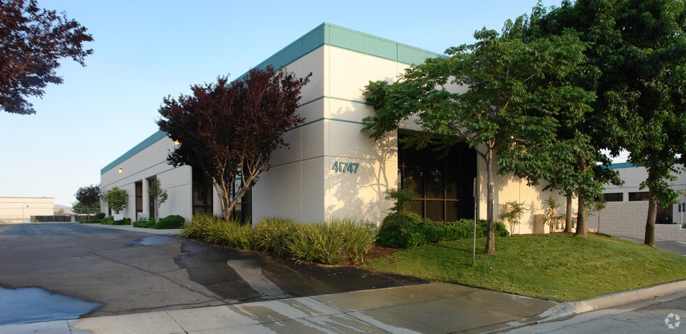 More Photos Of 41747 11th St W, Palmdale Flex For Lease