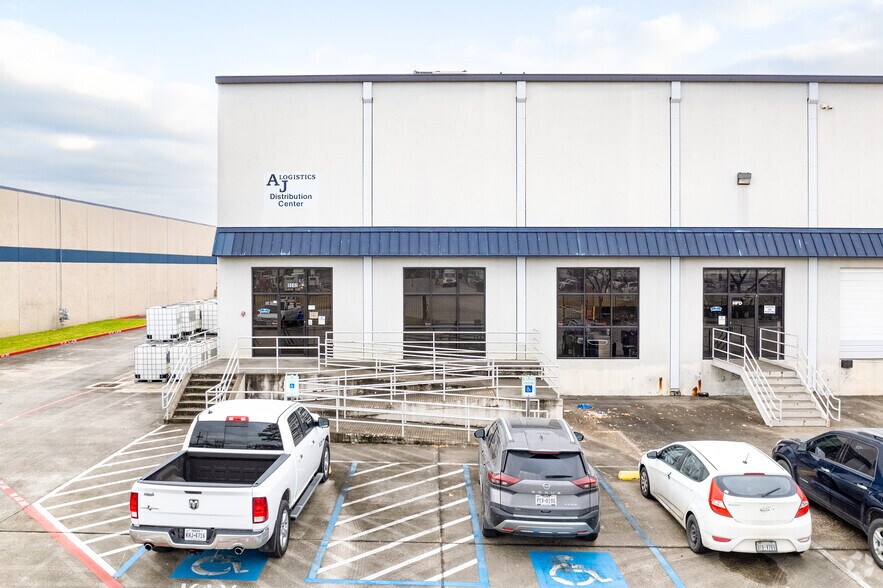 More Photos Of 9040 Railwood Dr, Houston Warehouse For Lease