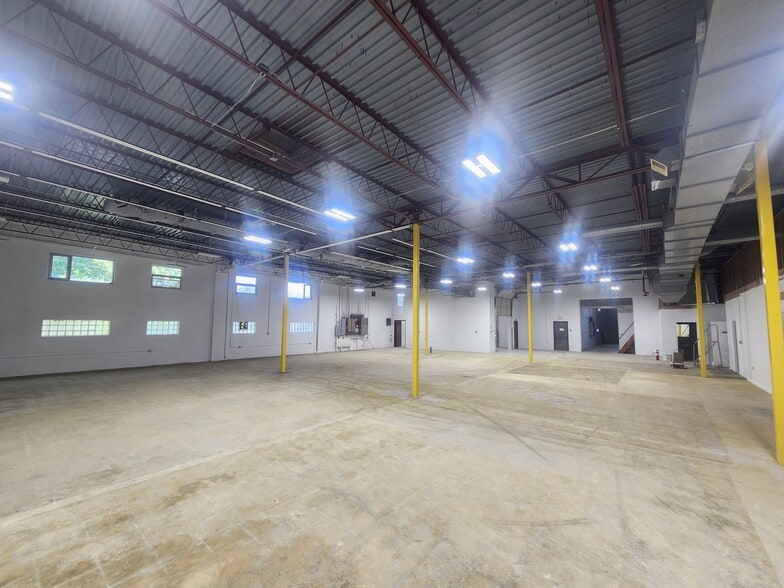 More Photos Of 925 Sherman Ave, Hamden Warehouse For Lease