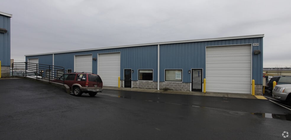 More Photos Of 1915 E 5th St, Vancouver Unknown For Lease