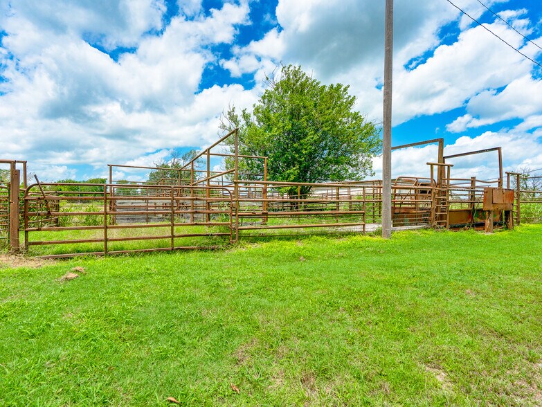 More Photos Of 1853 S Broadway St, Coalgate Flex For Sale