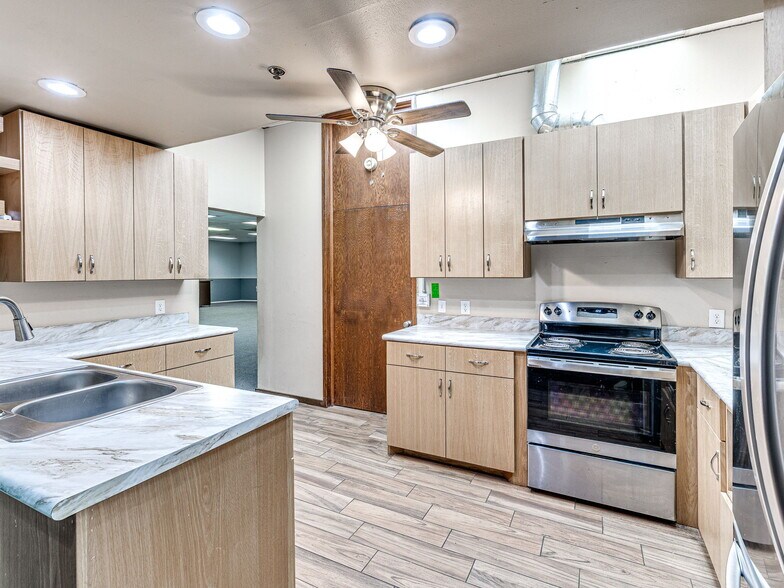 More Photos Of 6009 NW Expressway St, Oklahoma City Specialty For Sale