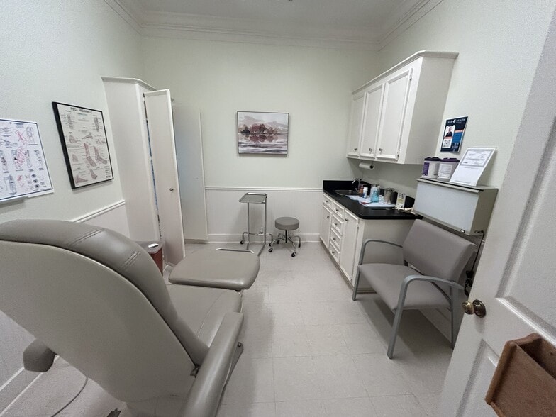 More Photos Of 331-347 E Parkwood Ave, Friendswood Medical For Lease