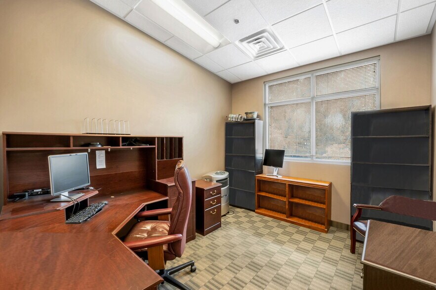 More Photos Of 7430 S Creek Rd, Sandy Office For Lease