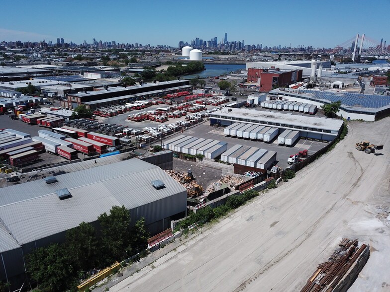 More Photos Of 1 Railroad Pl, Maspeth Warehouse For Lease