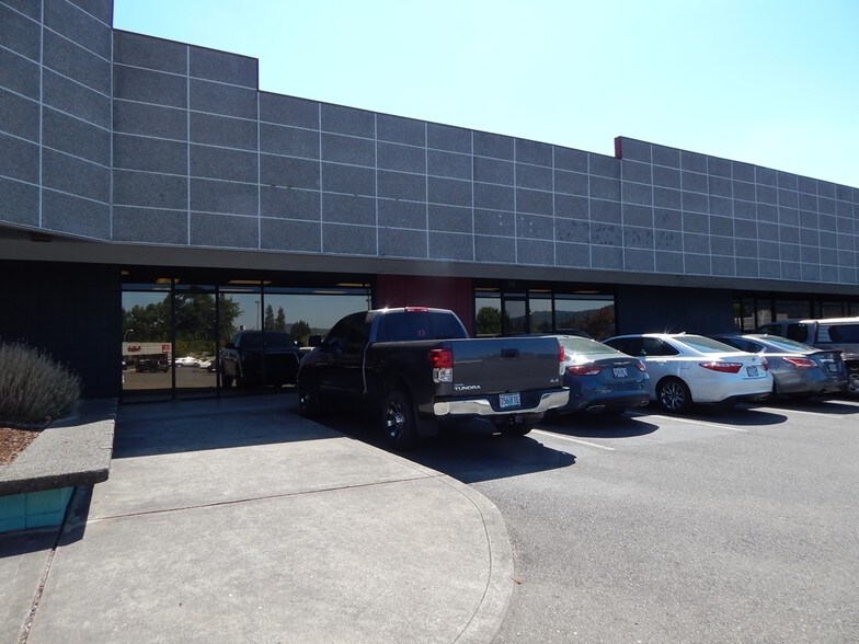 More Photos Of 250 NE Garden Valley Blvd, Roseburg General Retail For Lease