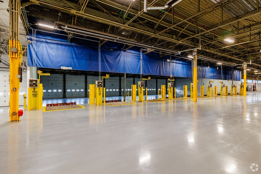 More Photos Of 3000 Aut Transcanadienne, Pointe-claire Distribution For Sale