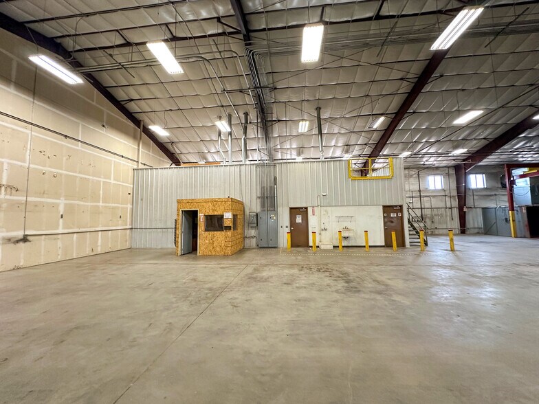 More Photos Of 5066 Owan Industrial Park Dr, Williston Warehouse For Lease
