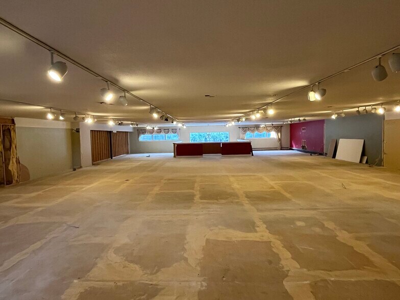 More Photos Of 235 Portland Rd, Gray Office For Lease