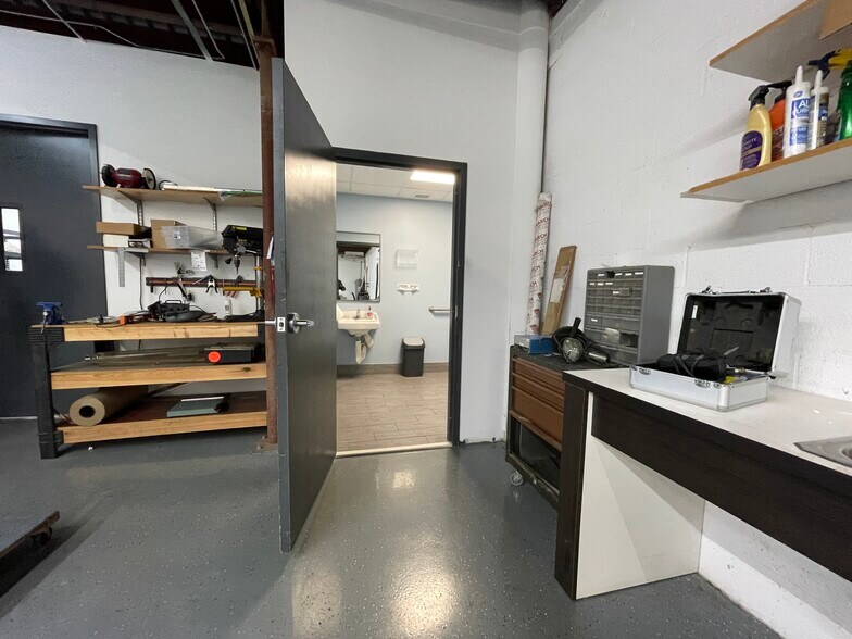 More Photos Of 3413 SW 14th St, Deerfield Beach Warehouse For Lease