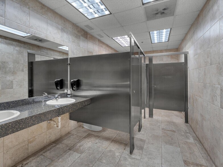 More Photos Of 2260 NW 114th Ave, Doral Warehouse For Lease