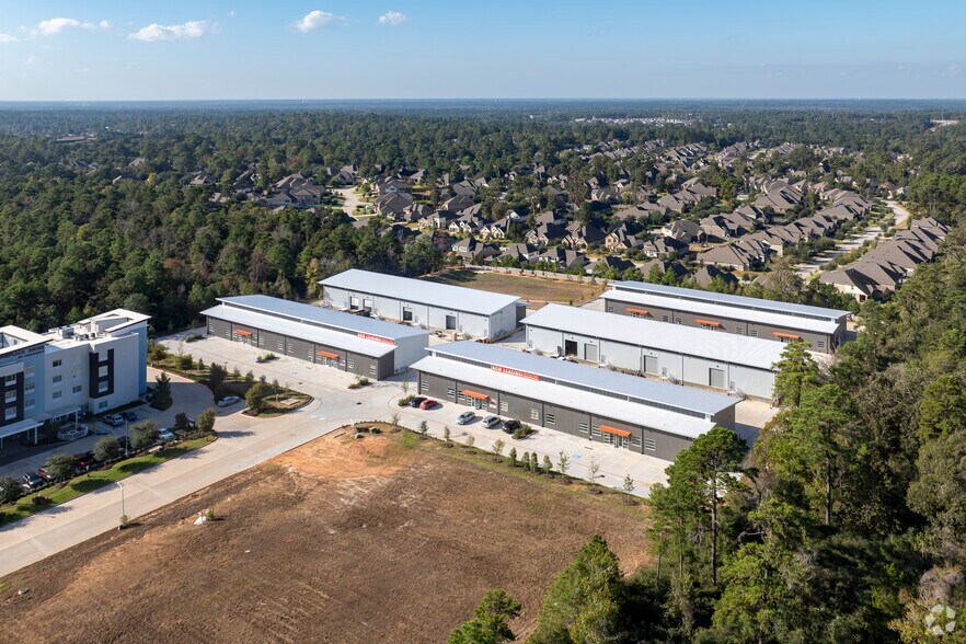 More Photos Of 1027 Outpost Dr, Conroe Showroom For Lease