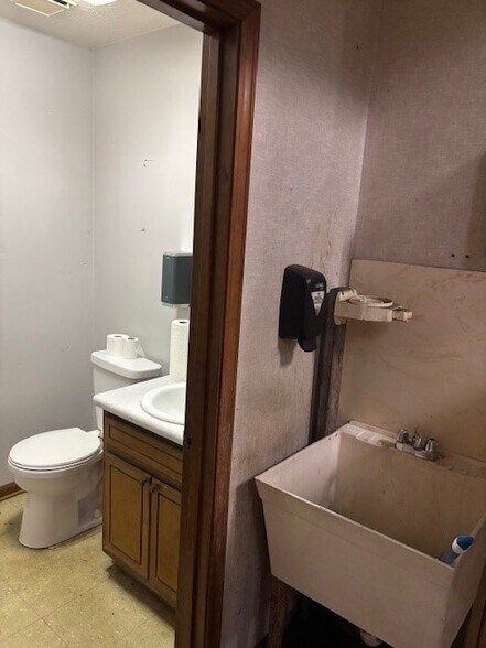 More Photos Of 1512 Commercial Ct, Jonesboro Warehouse For Sale