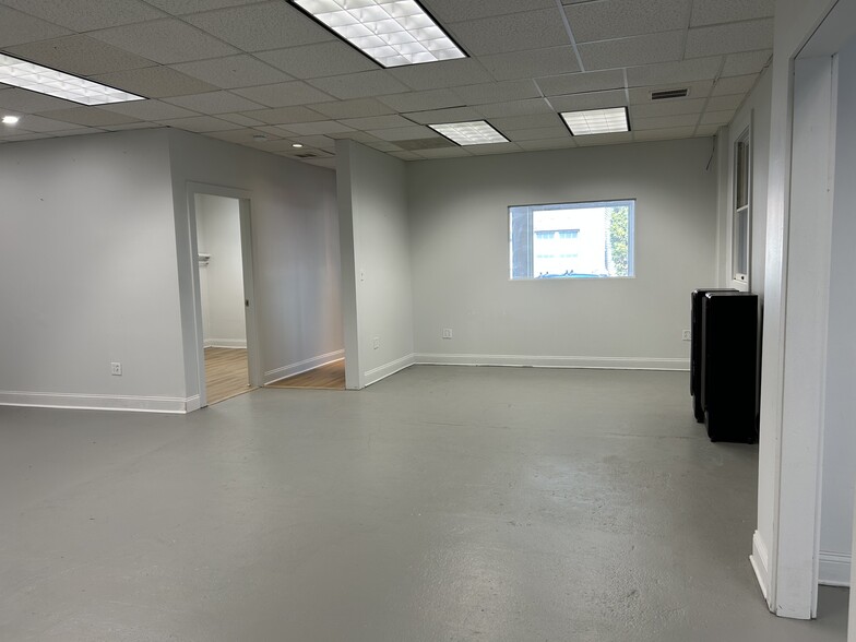 More Photos Of 20 Maplewood Ave, Gloucester Light Distribution For Lease