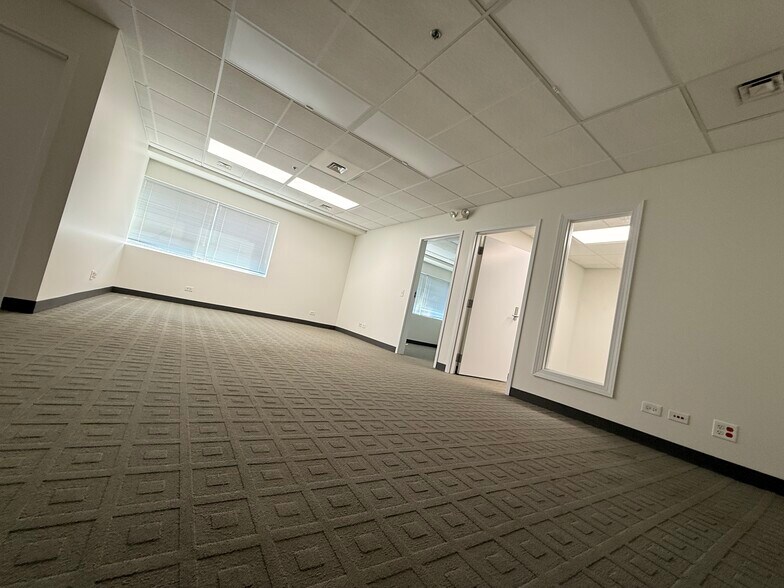 More Photos Of 105 Schelter Rd, Lincolnshire Office For Lease