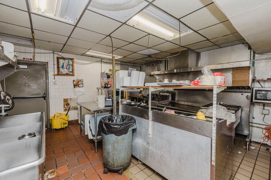 More Photos Of 503 N West St, Wichita Fast Food For Sale