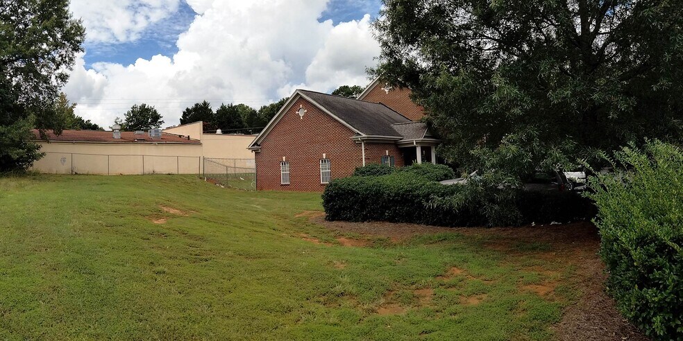 More Photos Of 7229 Albemarle Rd, Charlotte Office For Sale