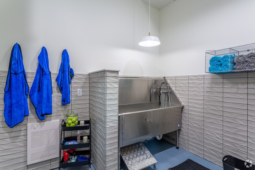 More Photos Of 1555 Ellinwood Ave, Des Plaines Apartments For Lease