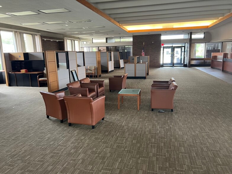 More Photos Of 908 S Fisk St, Green Bay Bank For Lease