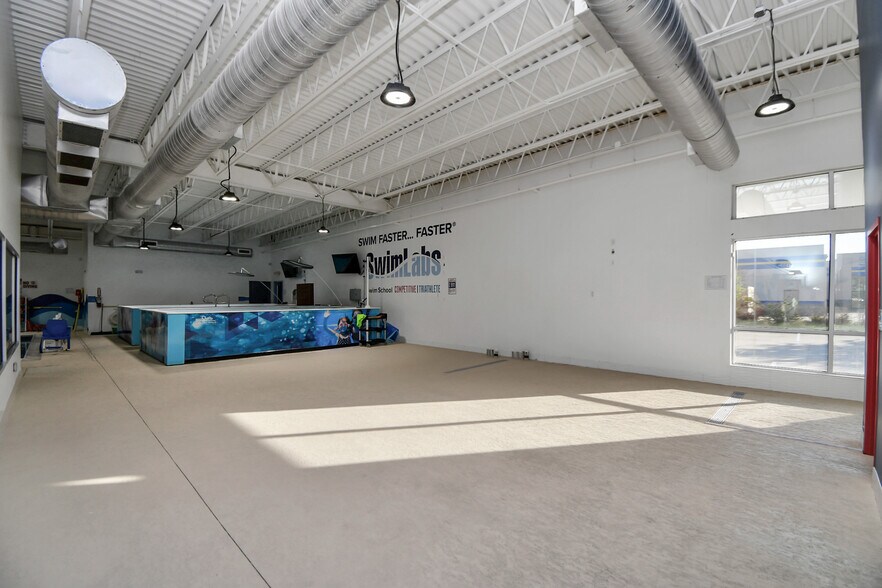 More Photos Of 10423 N Sam Houston Pky E, Humble Sports And Entertainment For Sale