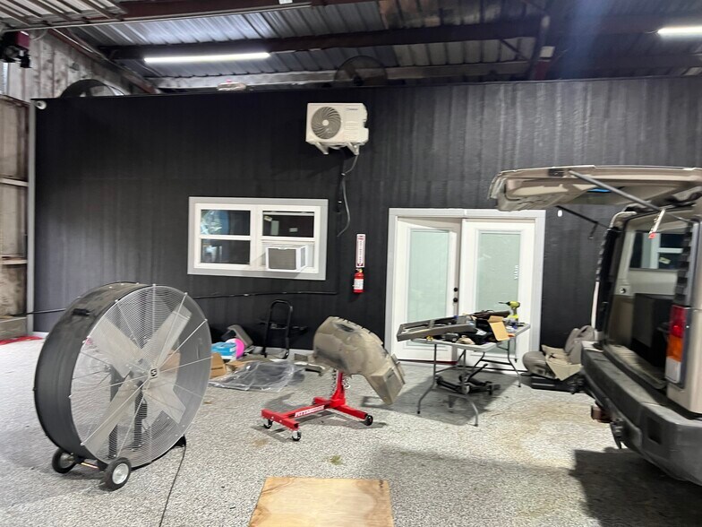 More Photos Of 5101 Canal St, Houston Flex For Lease