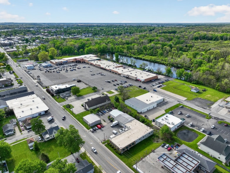 More Photos Of 808 W Lincoln Ave, Goshen Light Distribution For Sale