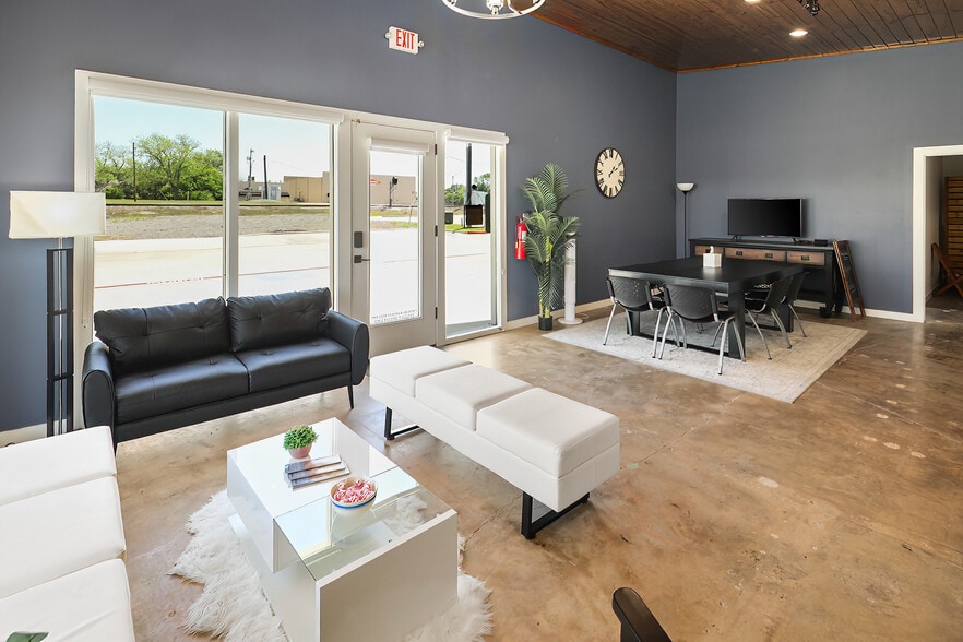More Photos Of 103 W 32nd St, Bryan Freestanding For Lease