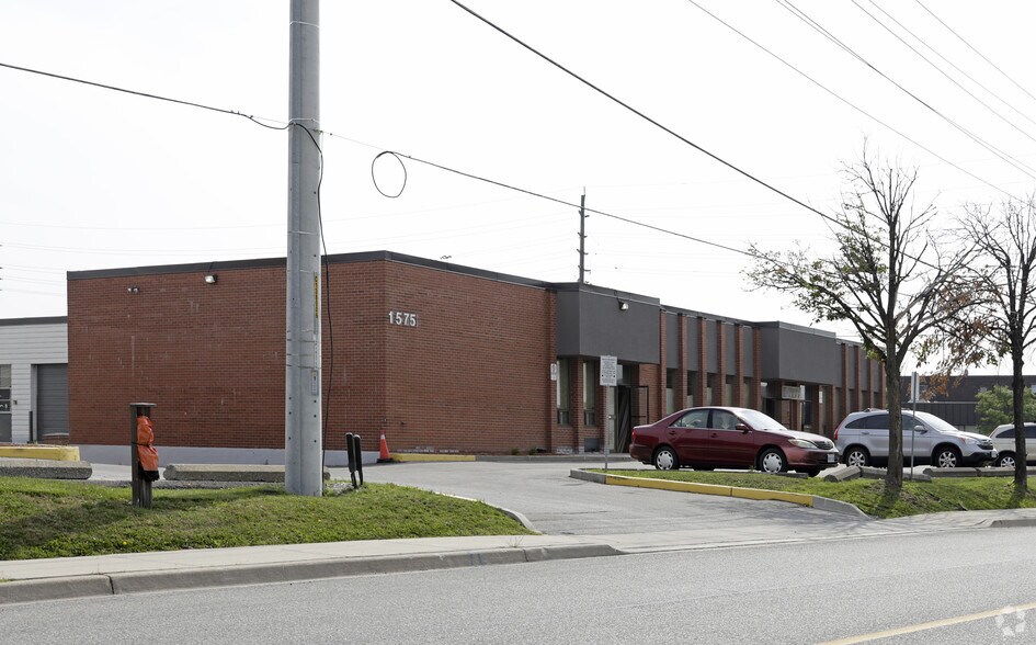 More Photos Of 1575 Sismet Rd, Mississauga Warehouse For Lease