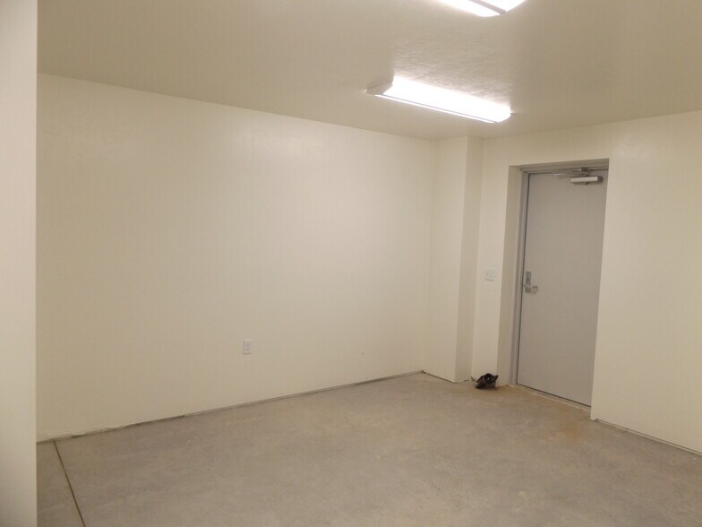 More Photos Of 9013 E Old Vail Rd, Tucson Warehouse For Lease