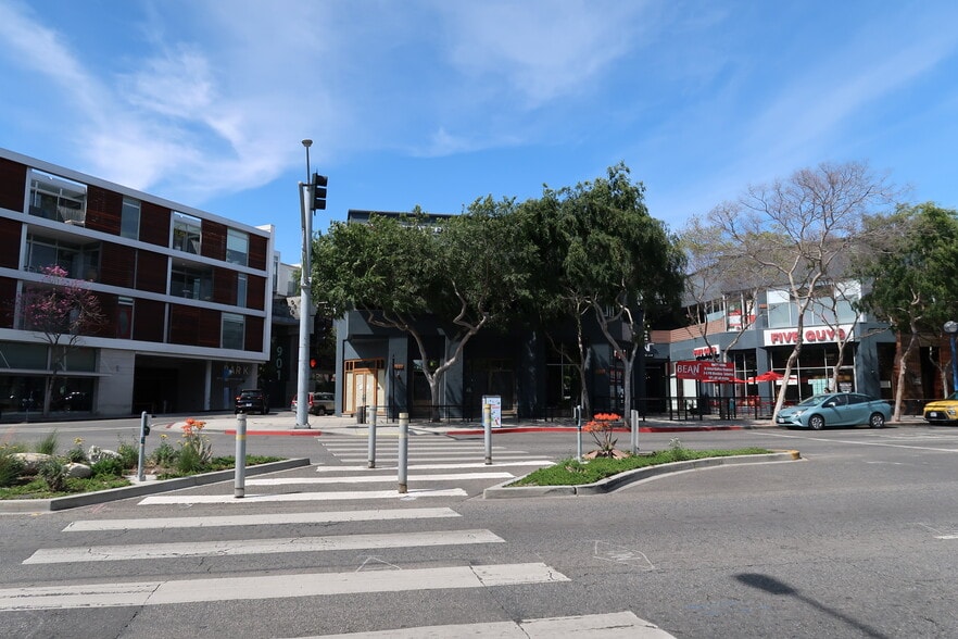 More Photos Of 8729-8747 Santa Monica Blvd, West Hollywood Storefront Retail Office For Lease