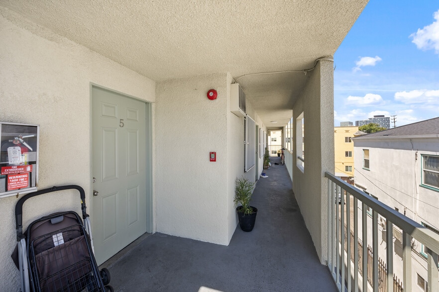 More Photos Of 2763 San Marino St, Los Angeles Apartments For Sale