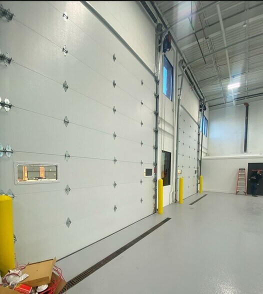 More Photos Of 621 Busse Rd, Bensenville Warehouse For Lease